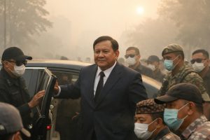 kedatangan prabowo di pekanbaru disambut dengan kabut asap tebal akibat kebakaran hutan dan lahan (karhutla) yang masih berlangsung.