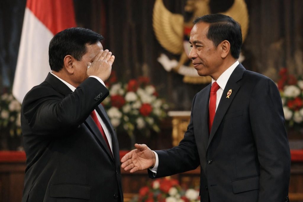 setelah pidato yang menginspirasi, prabowo menyapa dan memberikan penghormatan kepada jokowi sebagai tanda penghargaan dan persatuan.