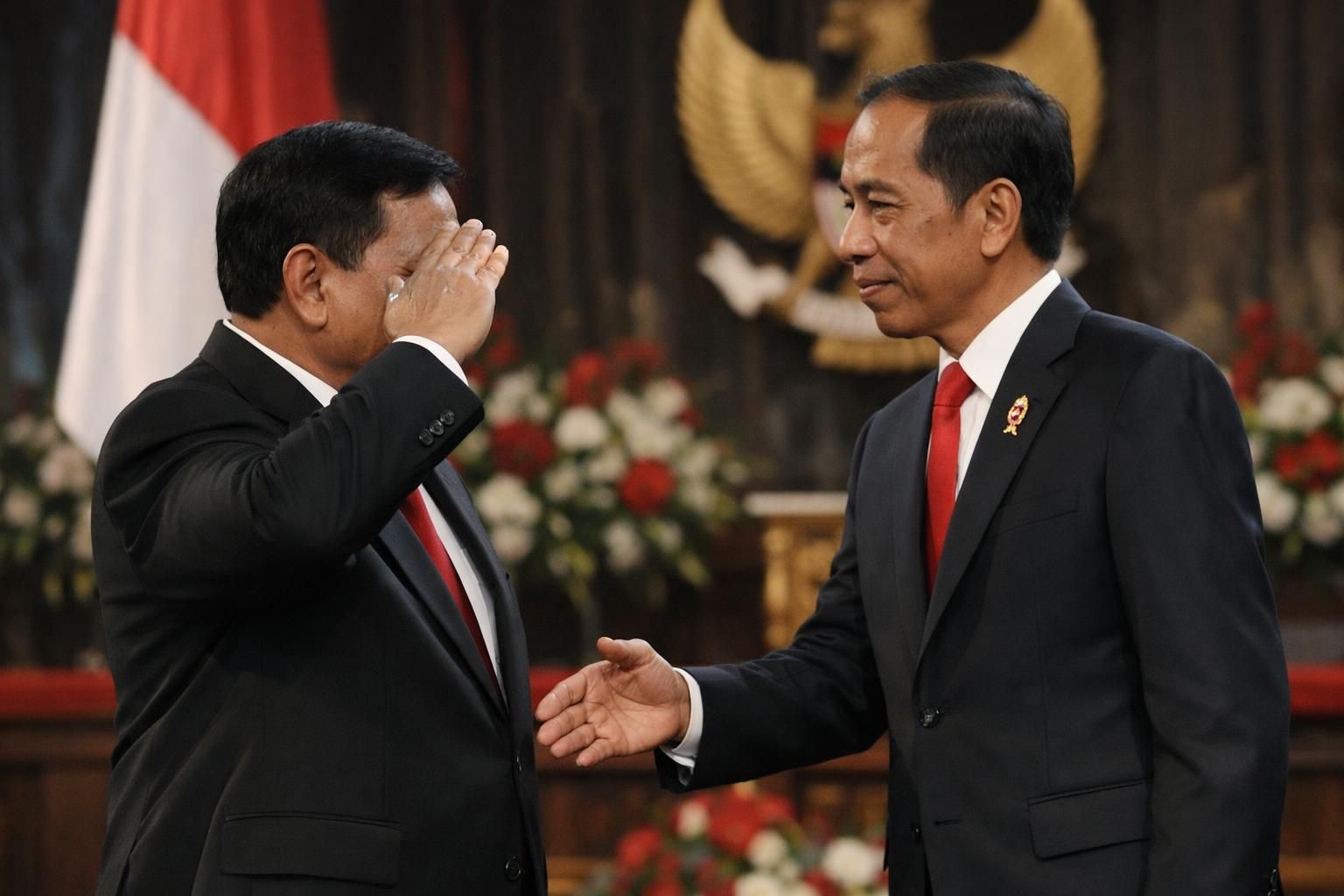 setelah pidato yang menginspirasi, prabowo menyapa dan memberikan penghormatan kepada jokowi sebagai tanda penghargaan dan persatuan.